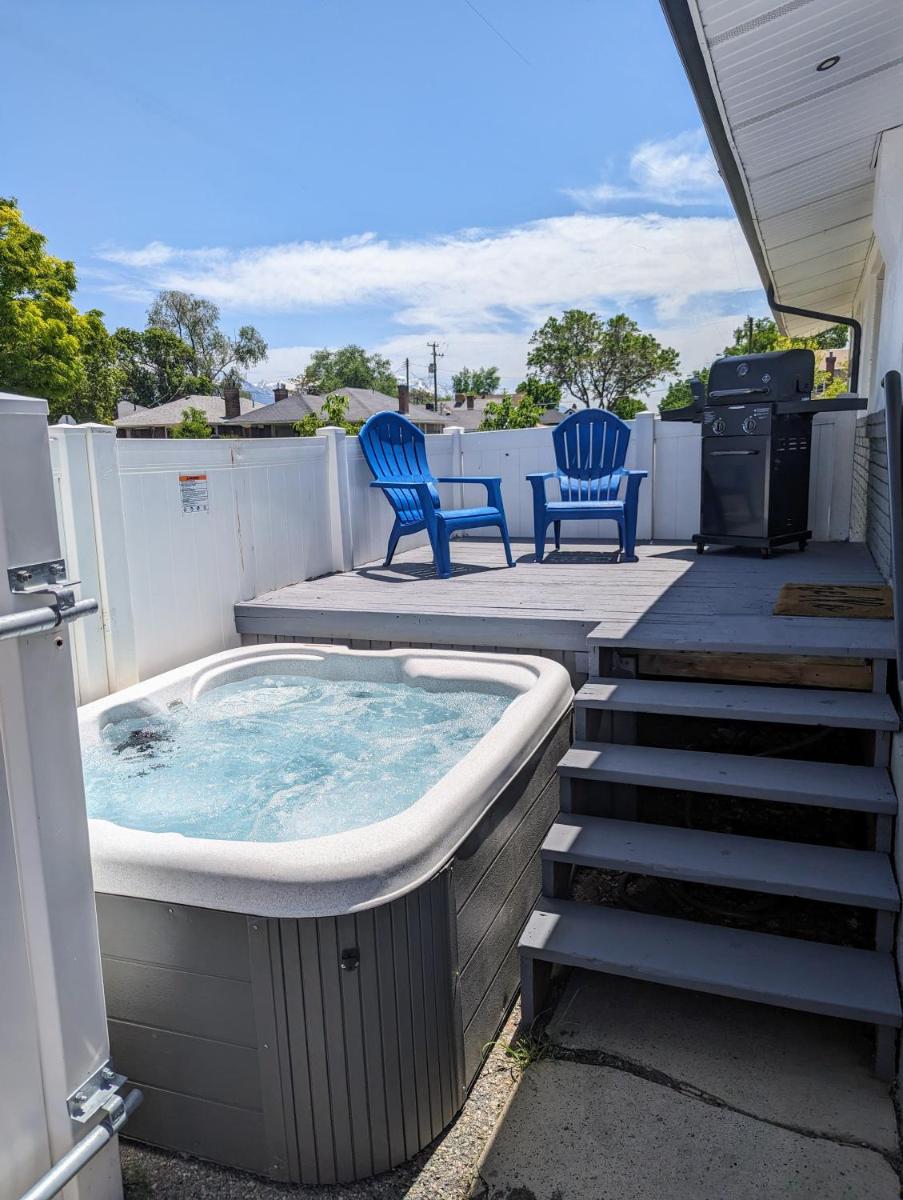 Modern Rustic Stay with Hot Tub near Downtown - Housity