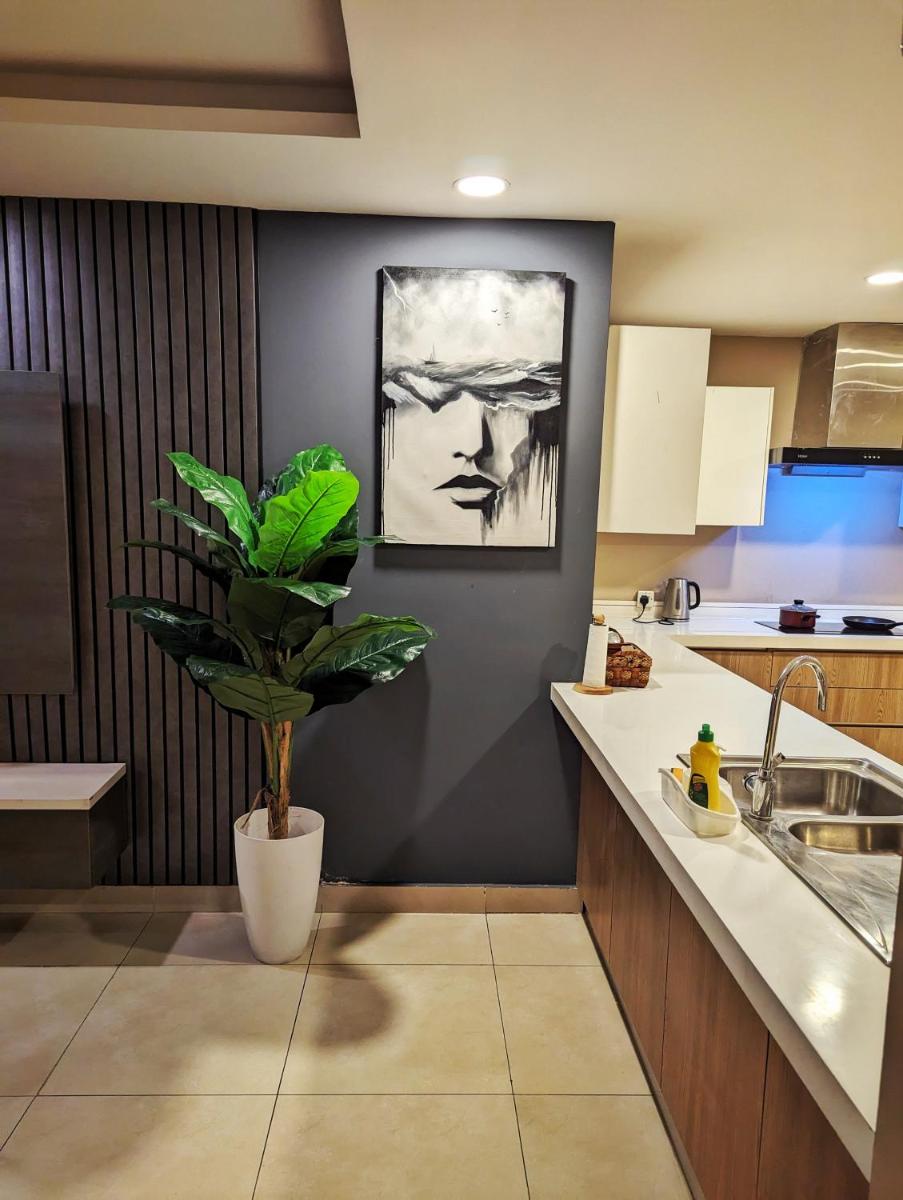 Gold Crest Mall Luxury One Bedroom Apartment DHA Lahore - Housity