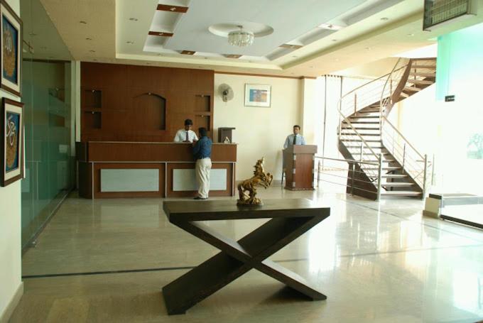 Beverly Inn Hotel - Housity