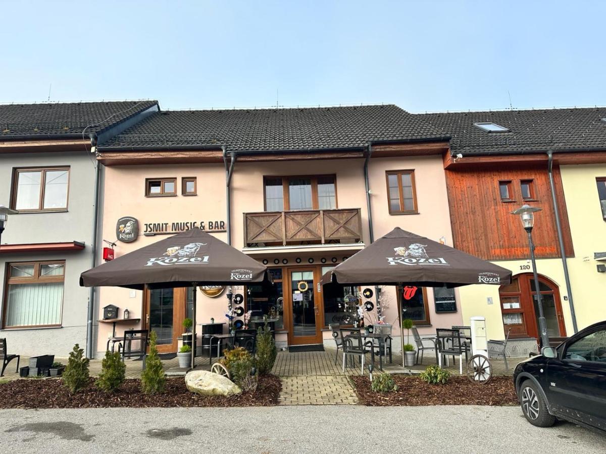 Jsmit Music&Bar&Apartments, balkóny v apartmánah, bar dole - Housity