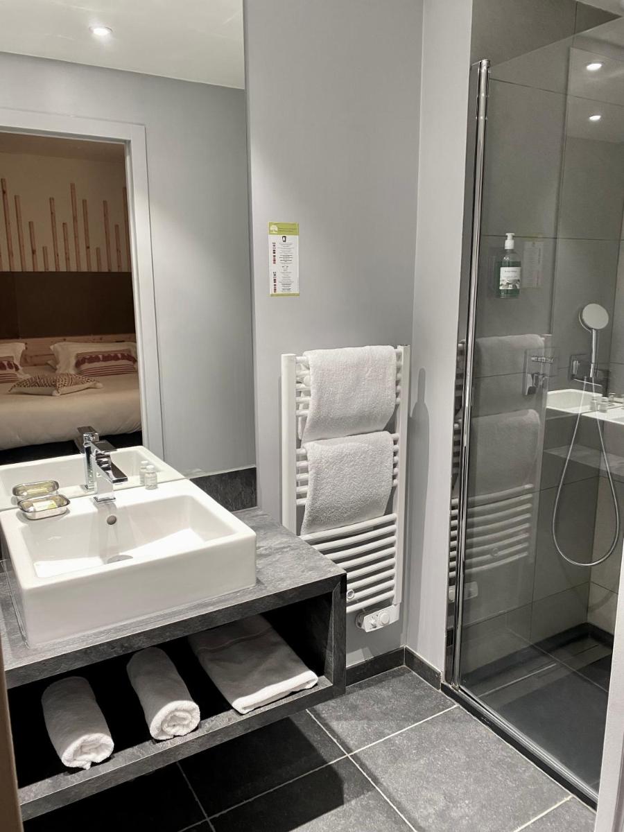 Salle de bains dans l'établissement Le Castelet