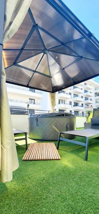 Residence Abraham - Bed and Breakfast Guest Room 2 LaDéfense U-Arena #Parking #Terasse #Fibre #Netflix - Housity