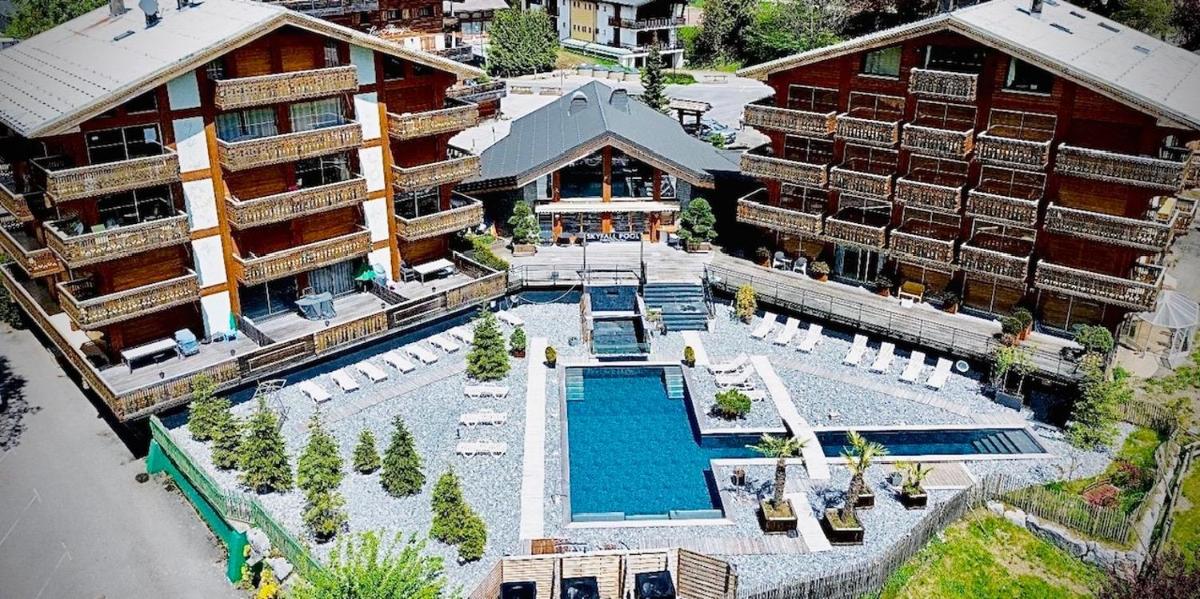 vue aérienne d'un hôtel avec piscine dans l'établissement Hôtel Le Labrador 1971, aux Gets