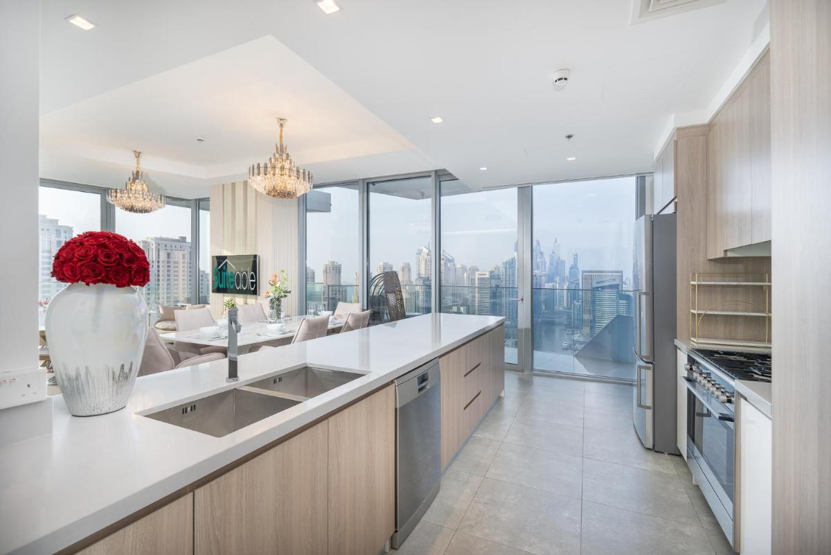 Luxurious 3BR Apartment with Panoramic Marina View - Housity