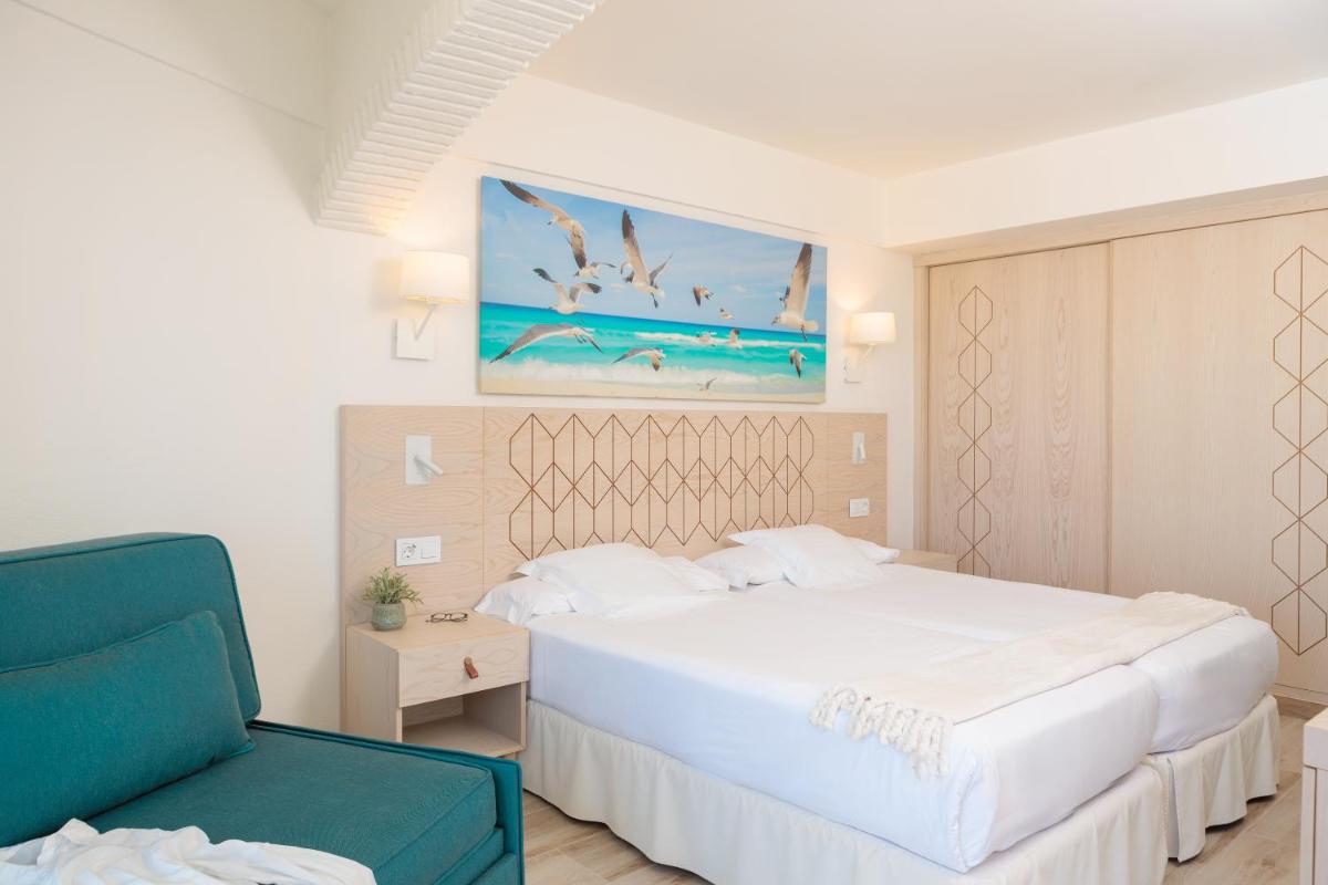 Cama o camas de una habitación en Iberostar Waves Royal Andalus