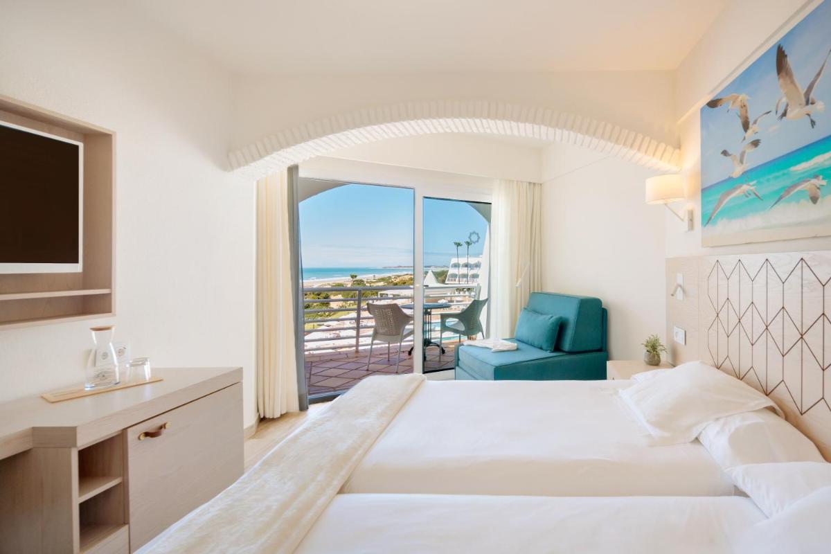 Cama o camas de una habitación en Iberostar Waves Royal Andalus