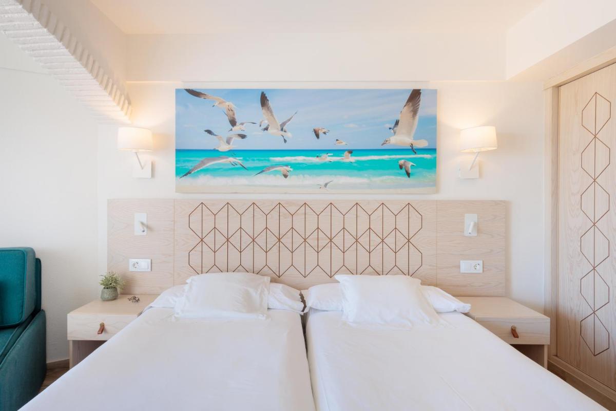 Cama o camas de una habitación en Iberostar Waves Royal Andalus