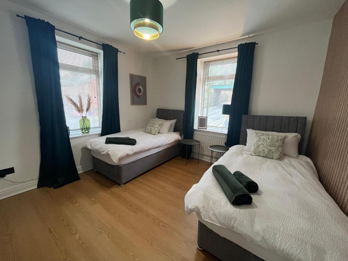 Modern & retro two bedroom apartment in Barnsley - Housity