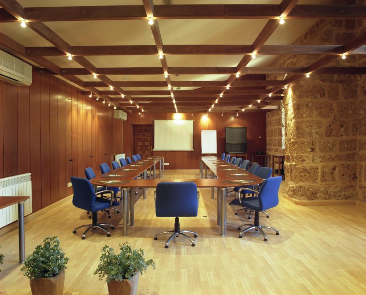 una sala de conferencias con una mesa larga y sillas en Monasterio De Piedra, en Nuévalos 58 fotos más
