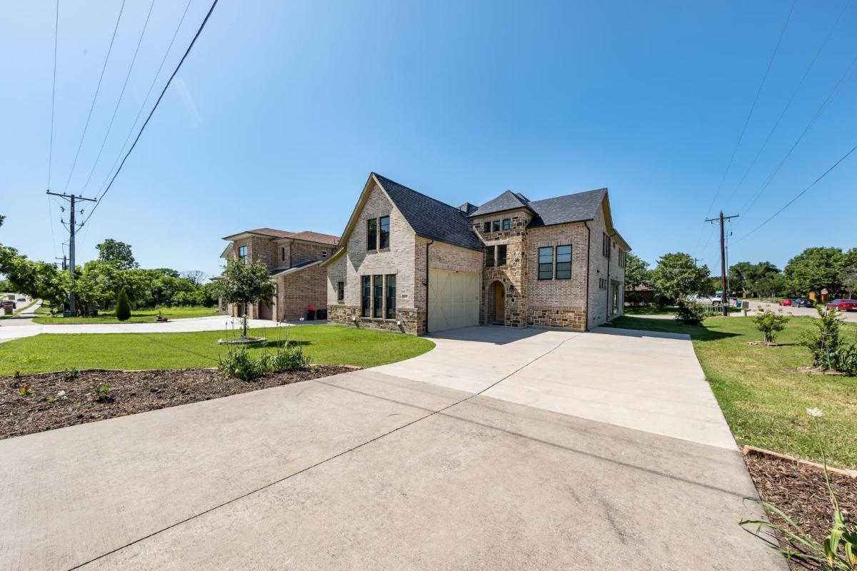 Family Home Near Lake & Local Parks - Housity