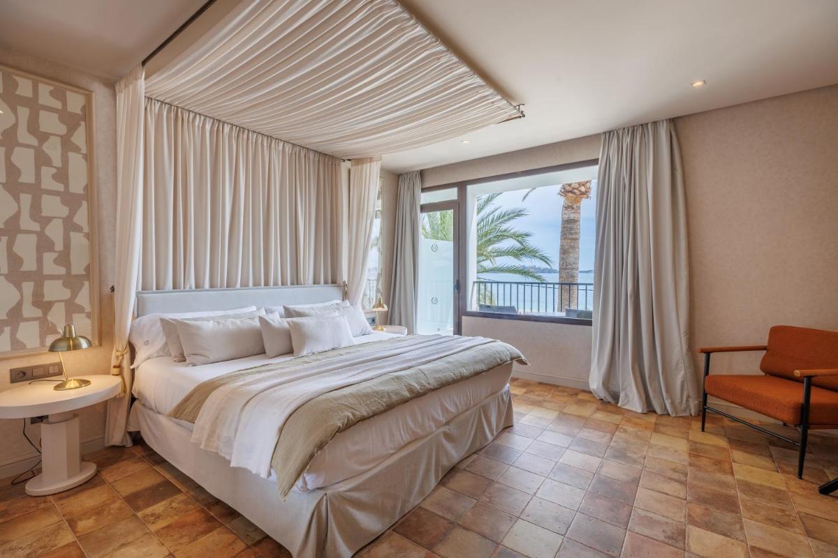 Un dormitorio con una cama grande y una ventana. en Hoposa Uyal, en Puerto Pollensa 47 fotos más