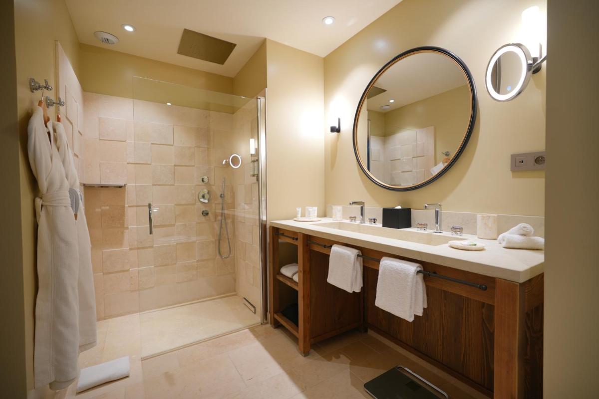 Salle de bains dans l'établissement Les Regalia Hôtel & Spa