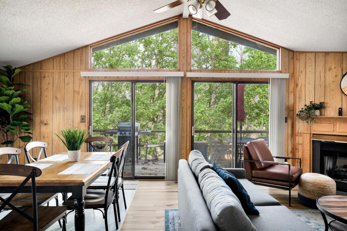 Cabin w Hot Tub, Indoor Pool / Gym Access, & WiFi - Housity