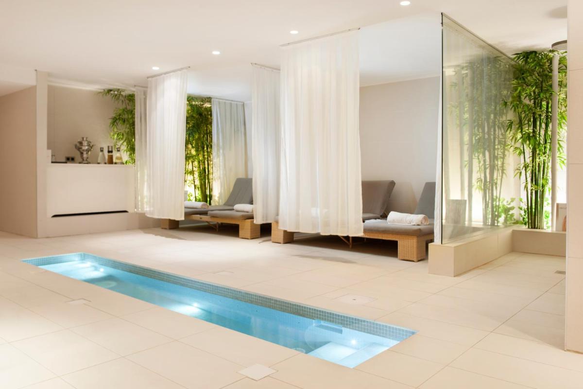 Piscine de l'établissement Du Côté Des Olivades ou située à proximité