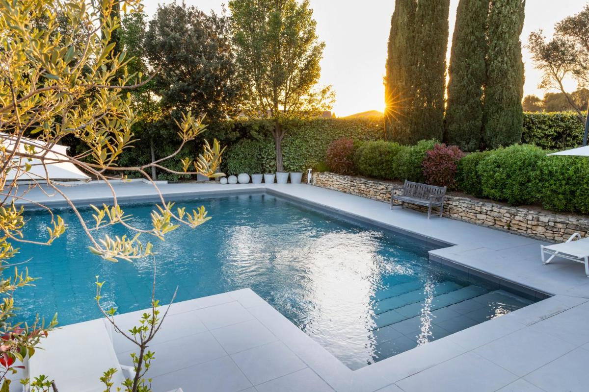 Piscine de l'établissement Du Côté Des Olivades ou située à proximité