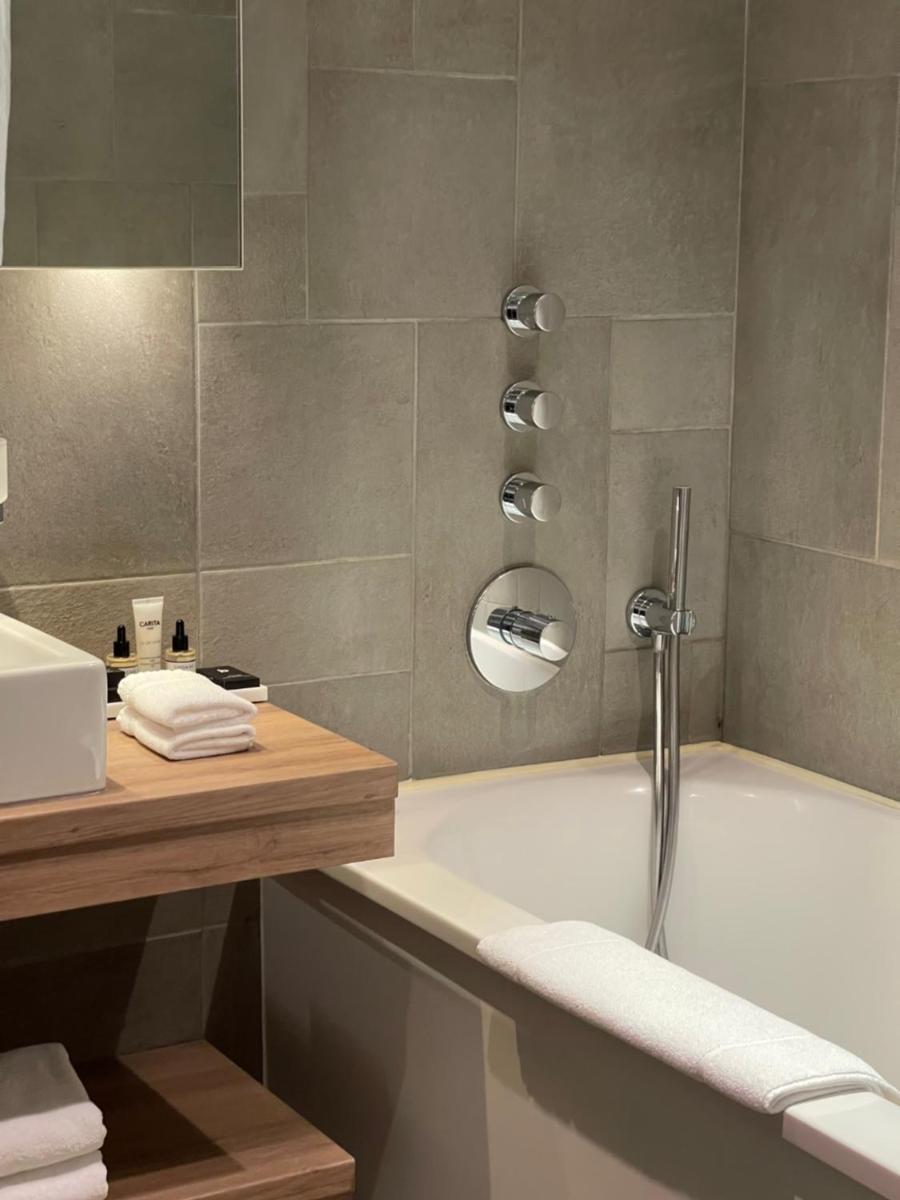 Salle de bains dans l'établissement Du Côté Des Olivades