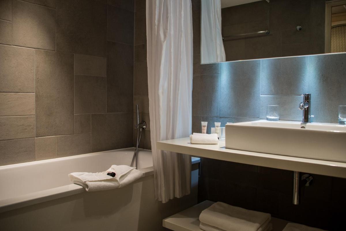 Salle de bains dans l'établissement Du Côté Des Olivades