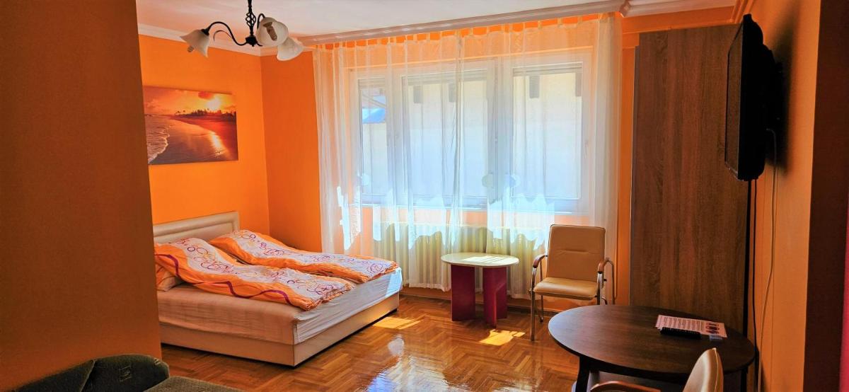 Alex's Apartman & Panzió - Housity