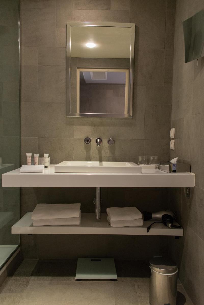 Salle de bains dans l'établissement Du Côté Des Olivades