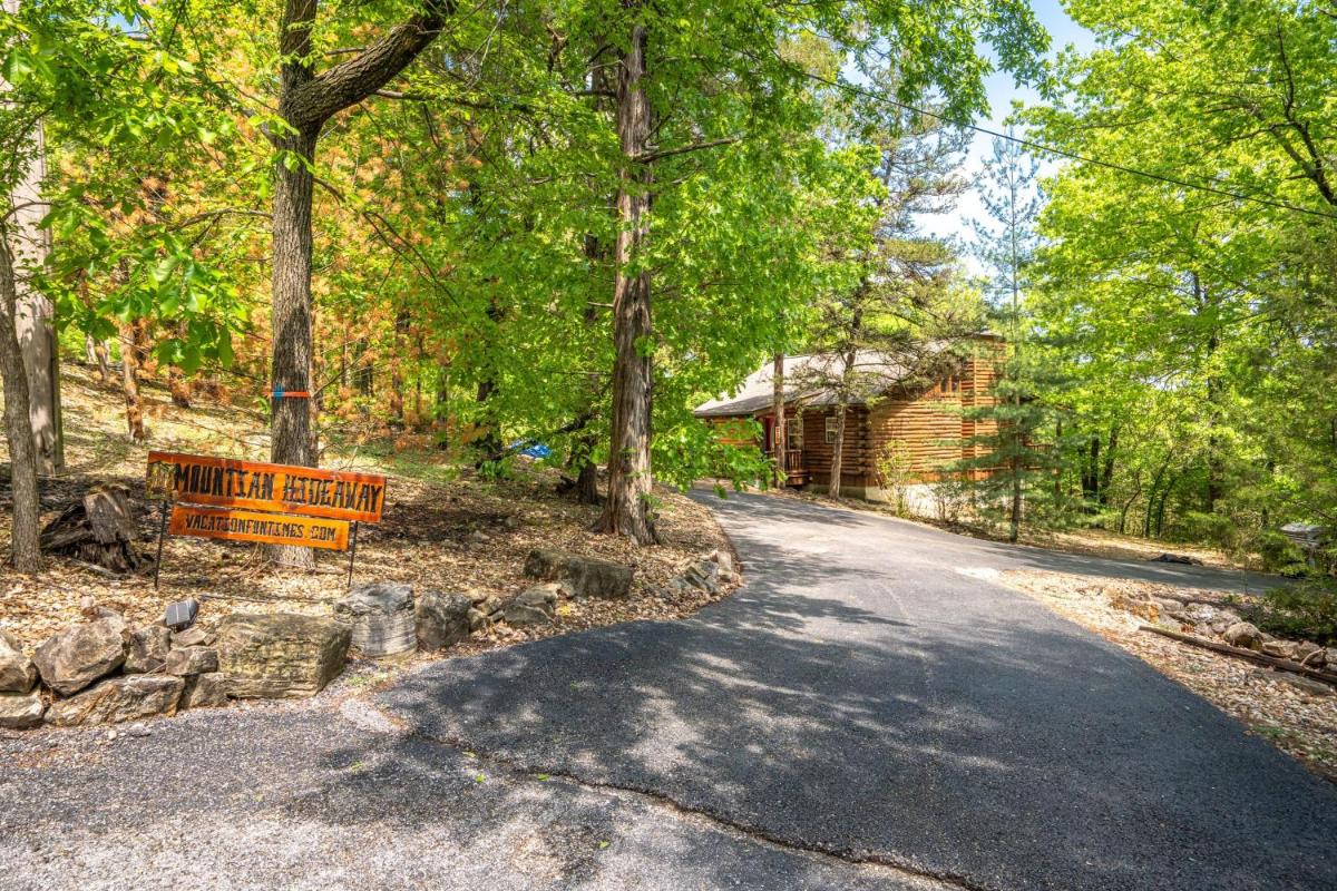 Branson's Serene Romantic Hideaway for Two - Housity