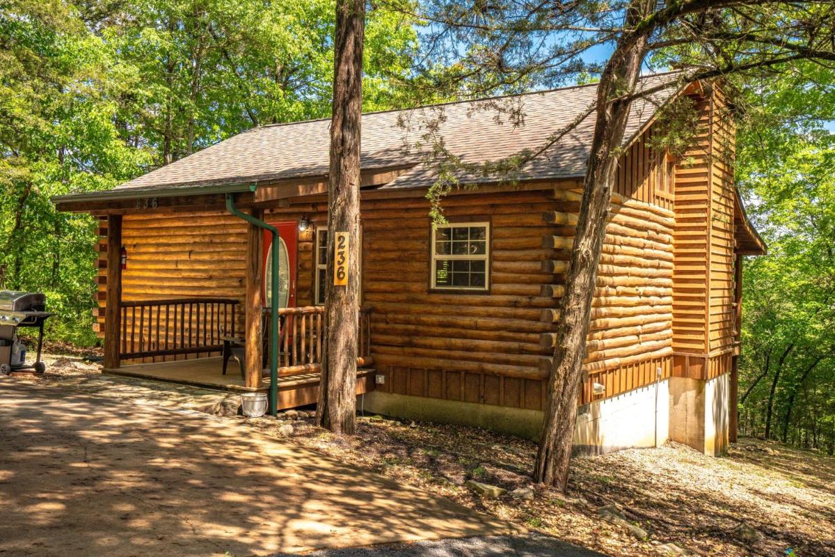 Branson's Serene Romantic Hideaway for Two - Housity