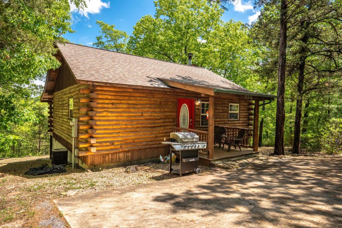Branson's Serene Romantic Hideaway for Two - Housity