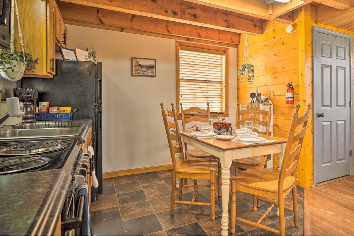 CREEKSIDE Cabin w/ LOFT by Pigeon Forge - Housity