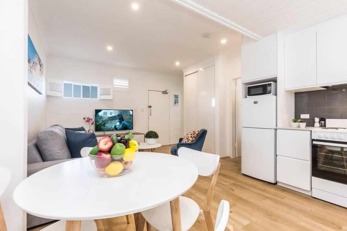 Bondi Beach Spacious Apt, Car Space, AC and Netflix - Housity