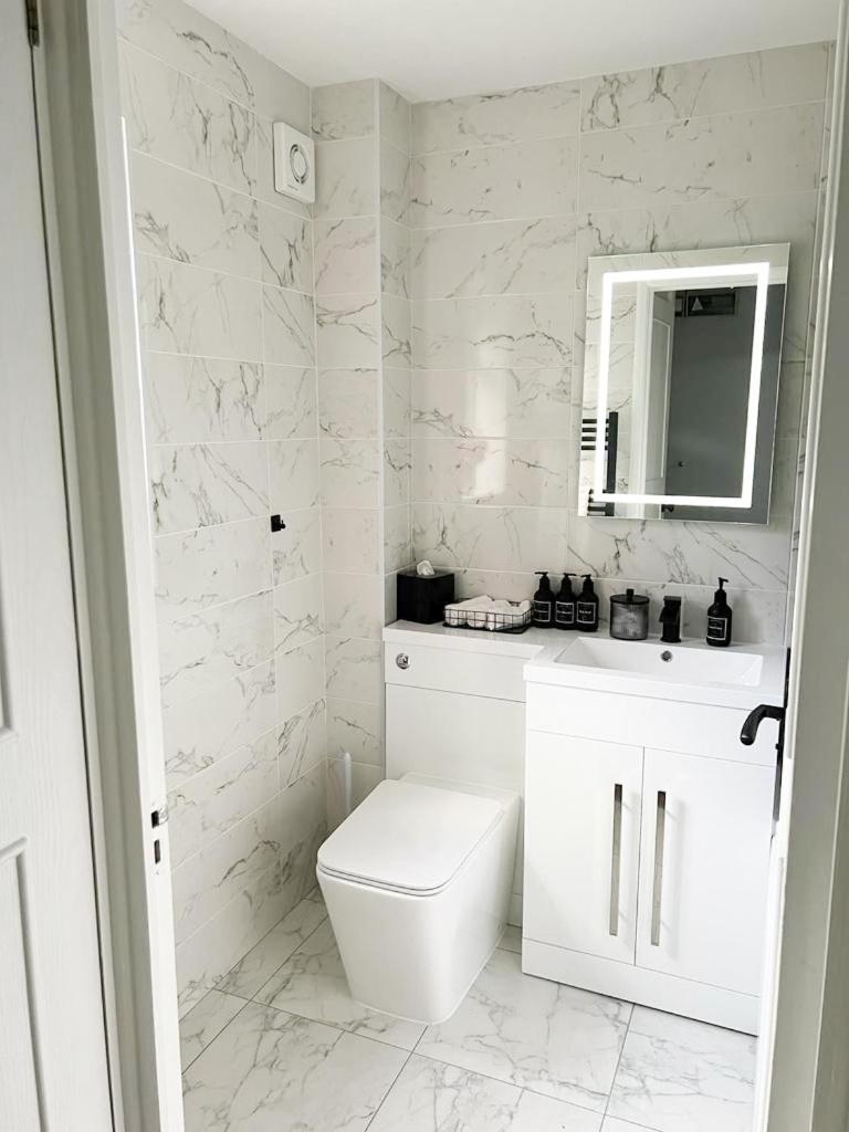 Beautiful apartment in Beckton with Private Entrance and Garden - Housity