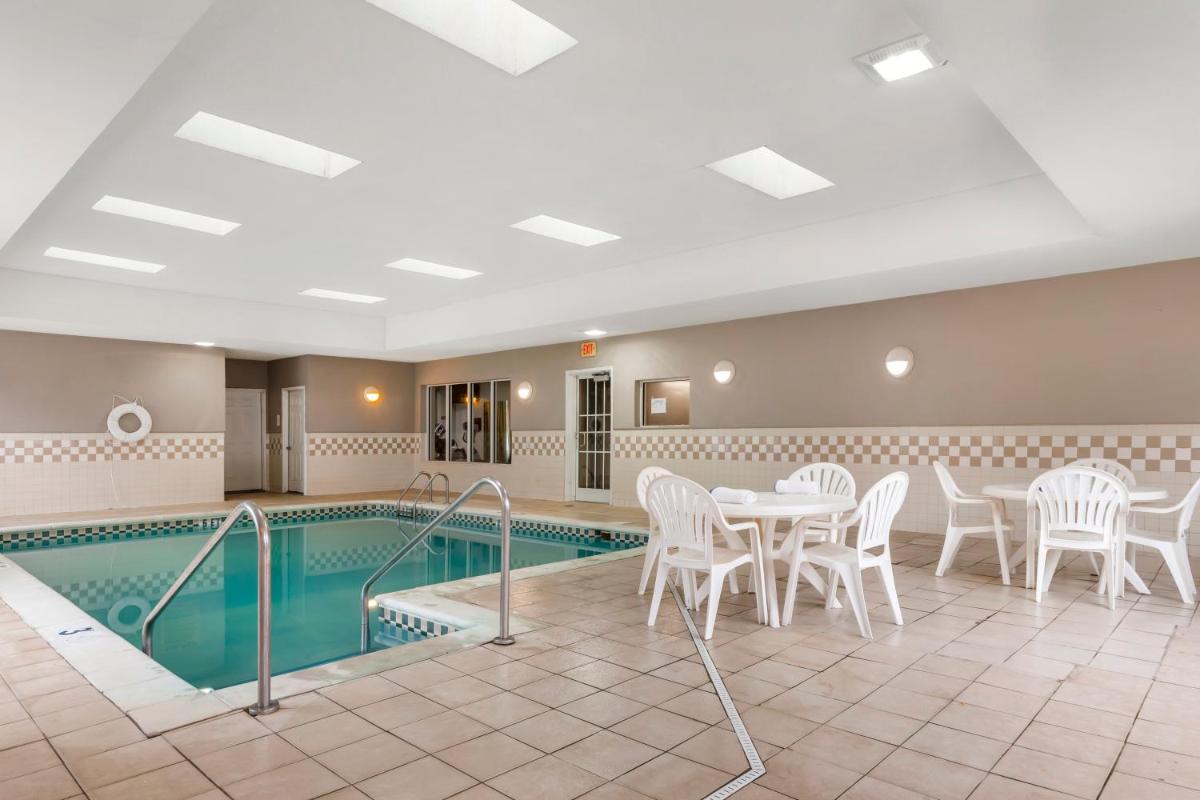 Country Inn & Suites by Radisson, Newport News South, VA - Housity