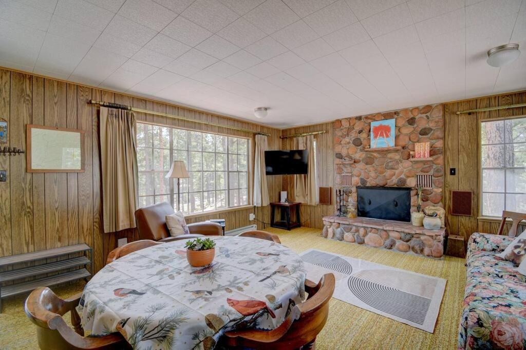 Serene 70's Retro Retreat - Housity