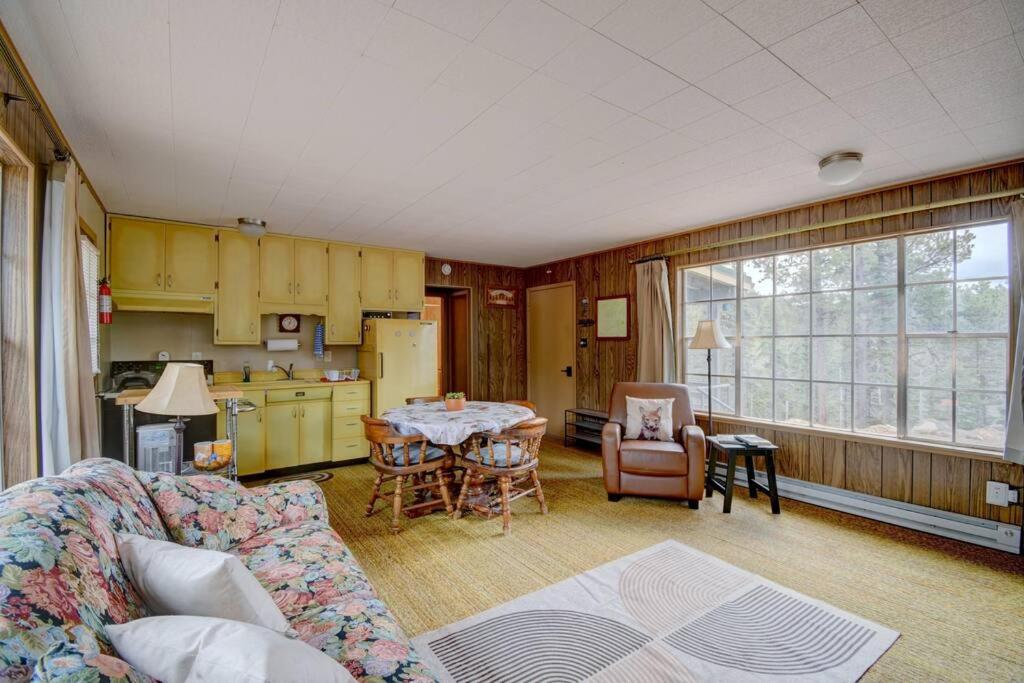 Serene 70's Retro Retreat - Housity