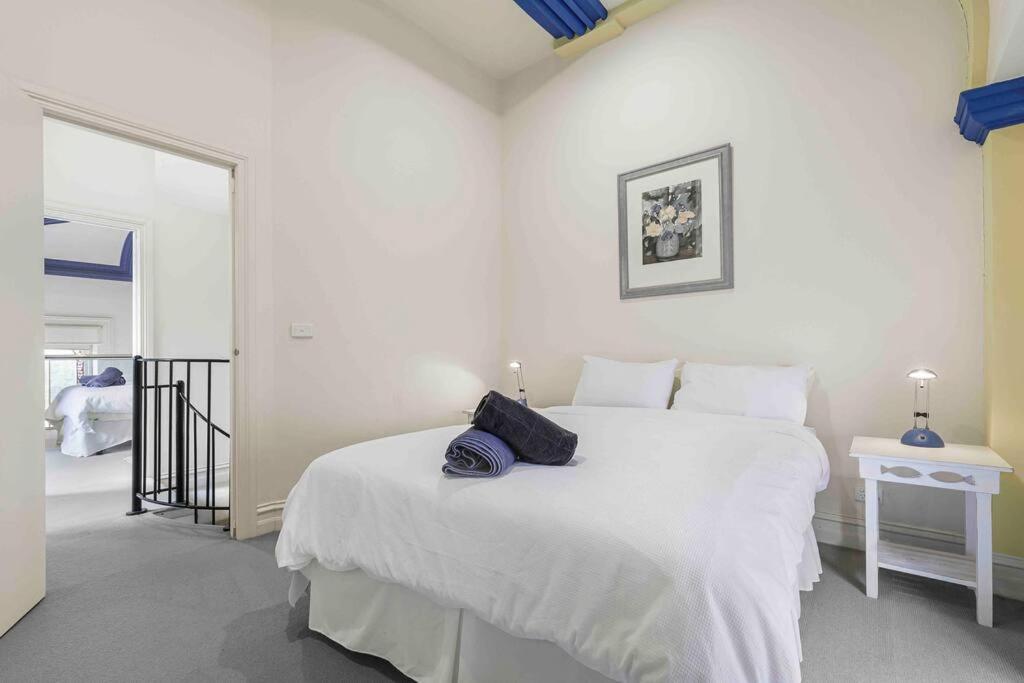 Centre of Queenscliff -Heritage Ballroom Apartment One - Housity