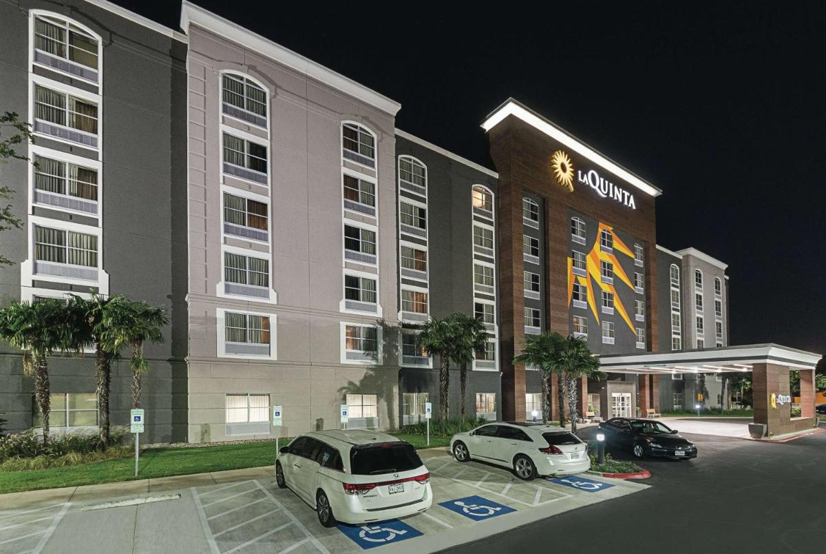 La Quinta Inn & Suites by Wyndham San Antonio Downtown - Housity