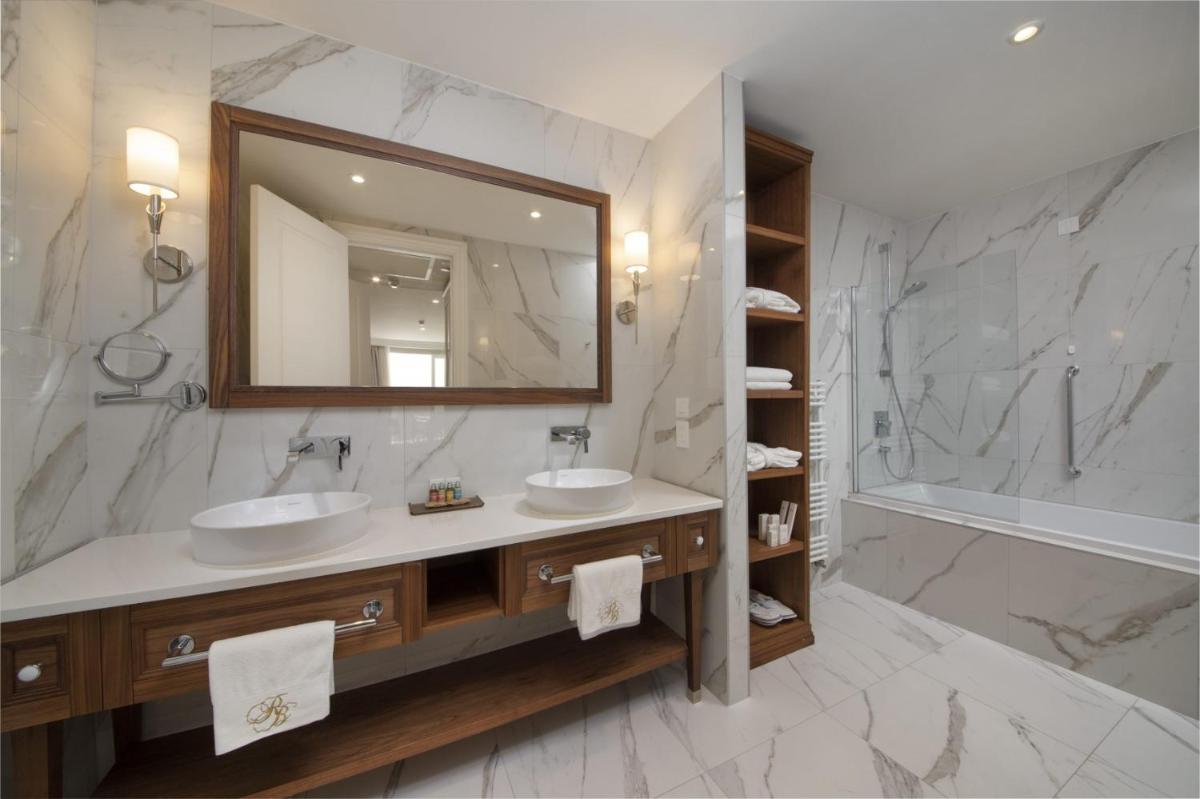 Royal Blue Hotel - Housity