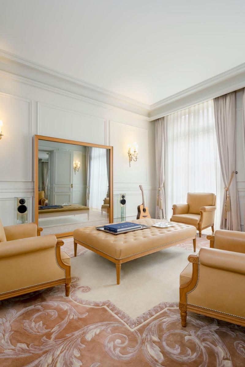 Coin salon dans l'établissement Hôtel Le Royal Monceau Raffles Paris