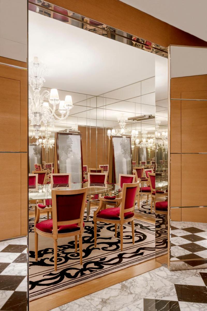 Restaurant ou autre lieu de restauration dans l'établissement Hôtel Le Royal Monceau Raffles Paris