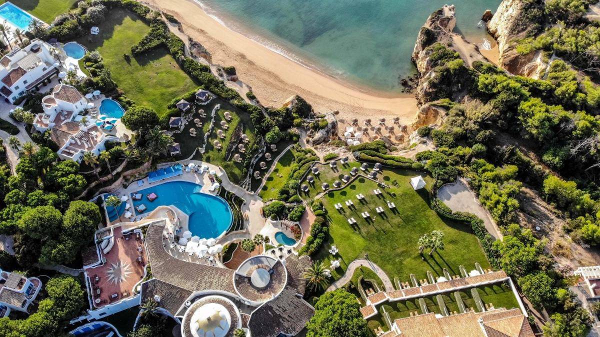 uma vista aérea de um resort próximo a uma praia em Vila Vita Parc em Armação de Pêra