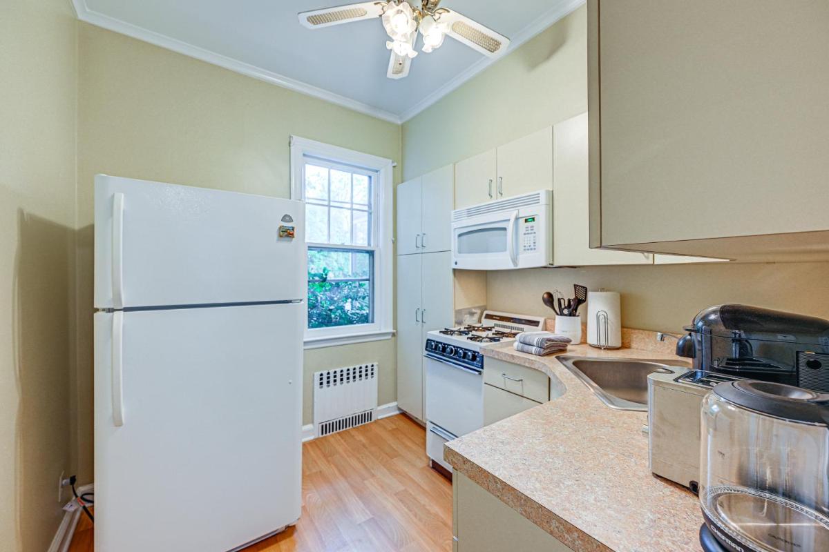 Walk to Harbor! Historic Mamaroneck Guest House - Housity