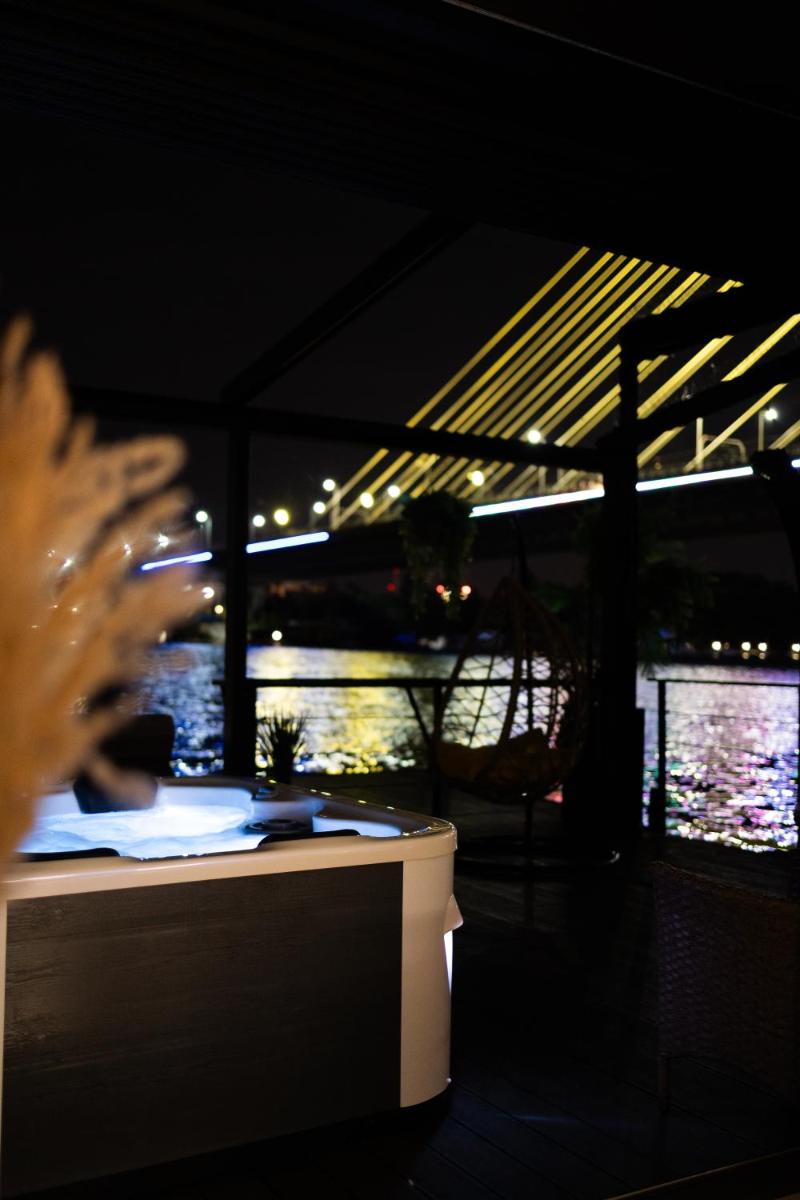 ADA MOMENT Splav- kuca na reci Beograd- Floating House on SAVA RIVER ,Belgrade - Housity
