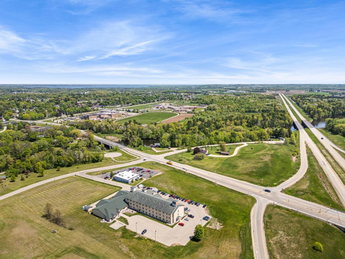Boarders Inn & Suites by Cobblestone Hotels - Shawano - Housity