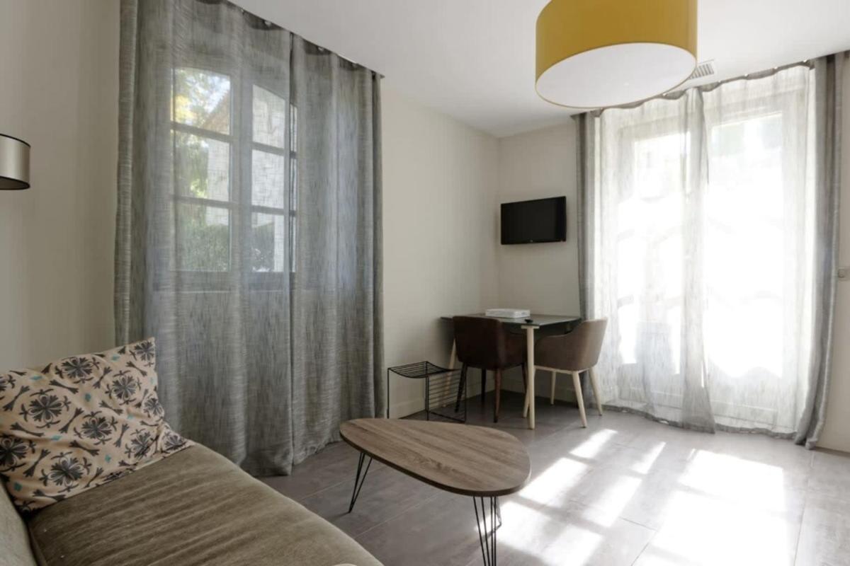 Private furnished apartment with all comfort has a terrace in a green space - Housity