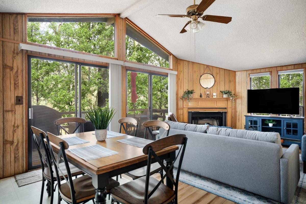 Cabin w Hot Tub, Indoor Pool / Gym Access, & WiFi - Housity