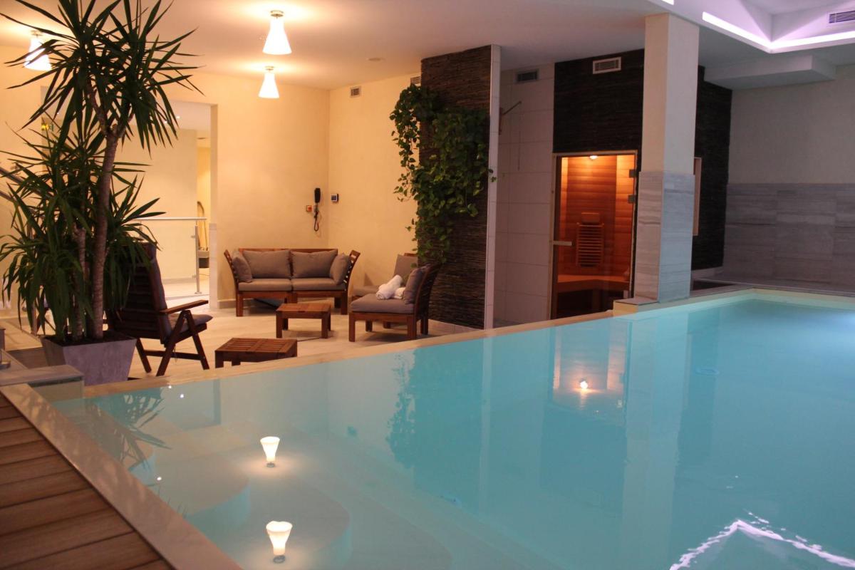 - une piscine éclairée dans le salon dans l'établissement La Neyrette, à Saint-Disdier 70 autres photos