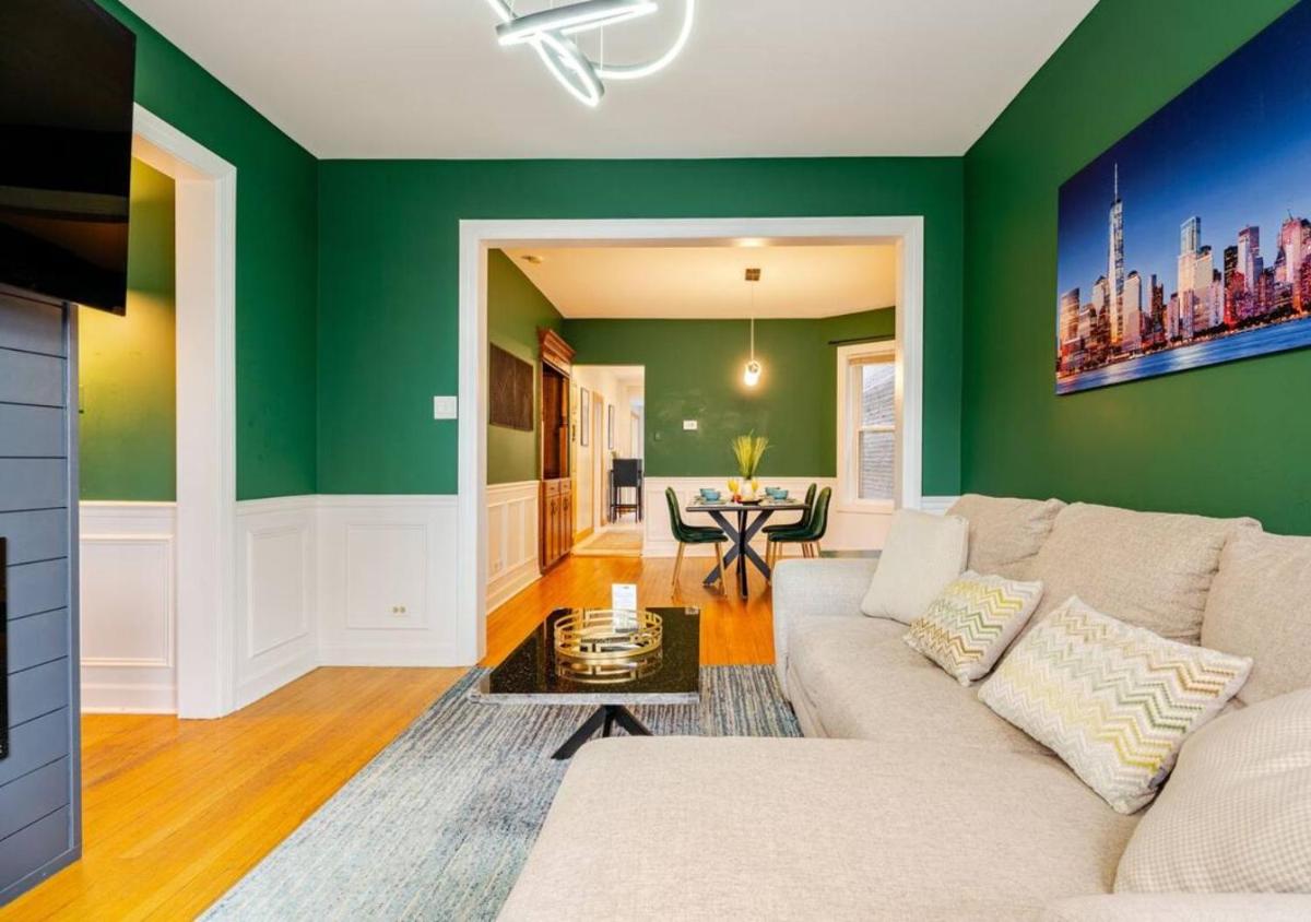 2 Bed Apt w/ Office, Free Parking, Near Wrigley - Housity