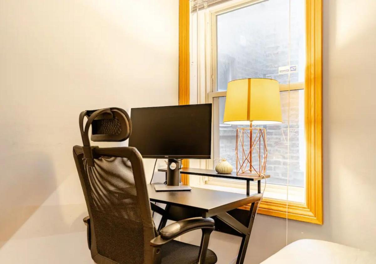 2 Bed Apt w/ Office, Free Parking, Near Wrigley - Housity
