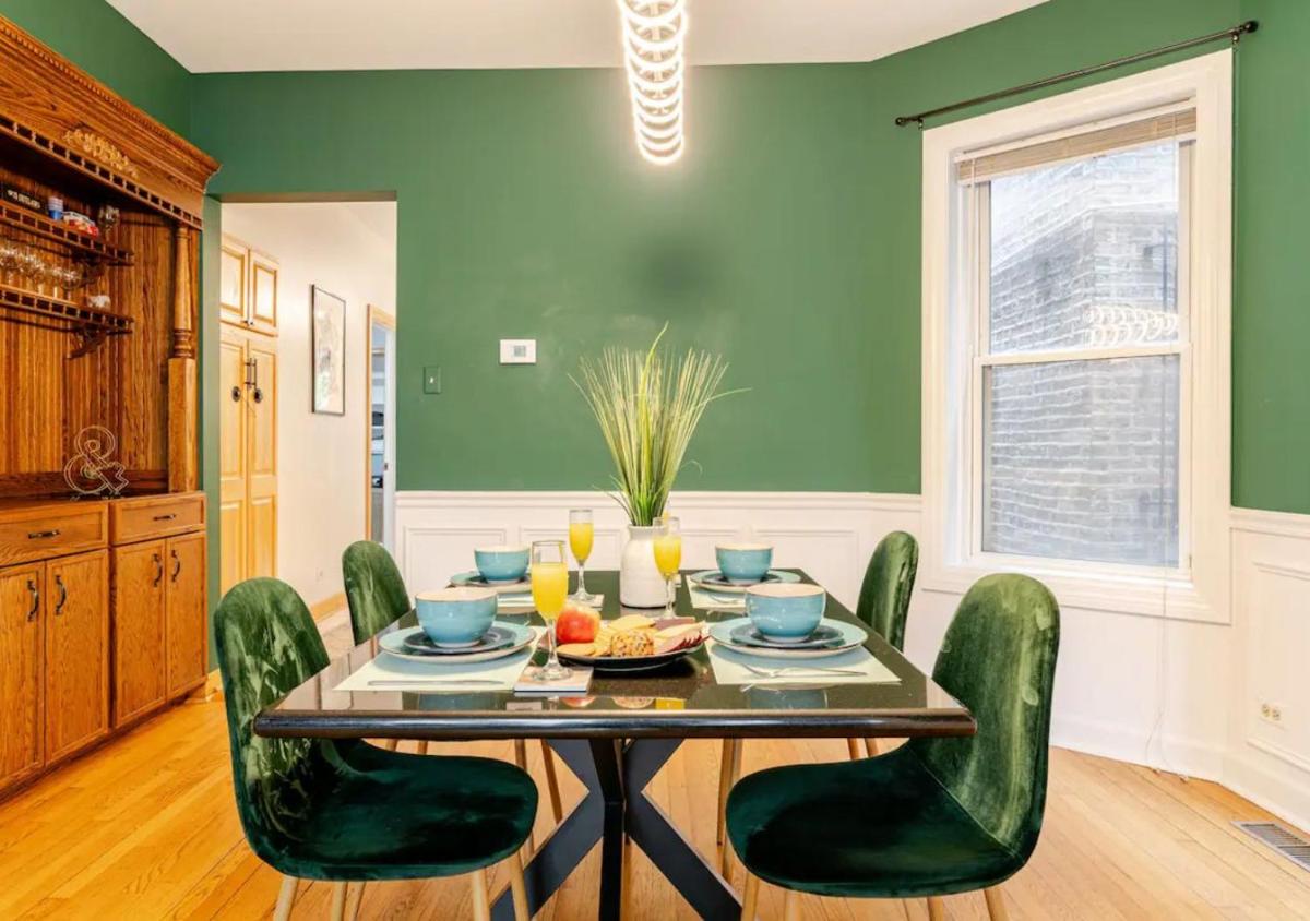 2 Bed Apt w/ Office, Free Parking, Near Wrigley - Housity