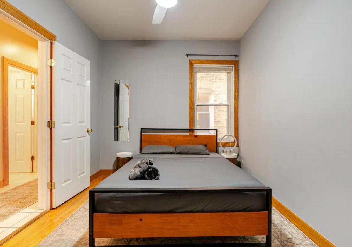 2 Bed Apt w/ Office, Free Parking, Near Wrigley - Housity