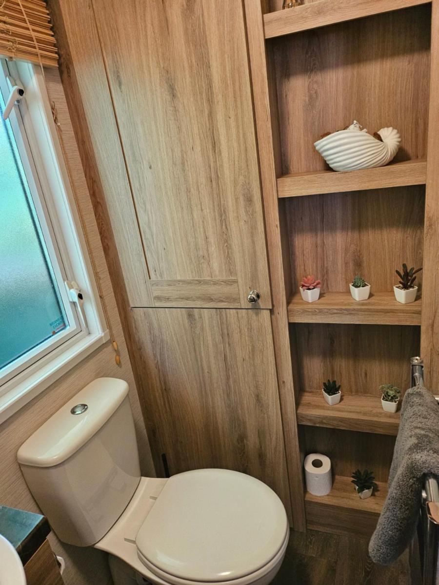 New Forest 2-Bed Premium Holiday Home, Hoburne Bashley Holiday Park,New Milton, Park Leisure Pass at an additonal cost - Housity