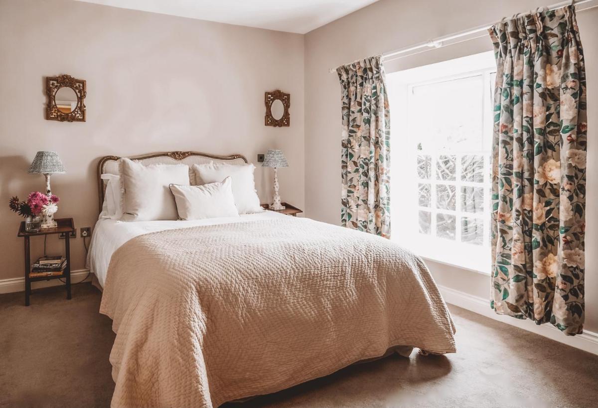 The Hare & Hounds Inn - Housity